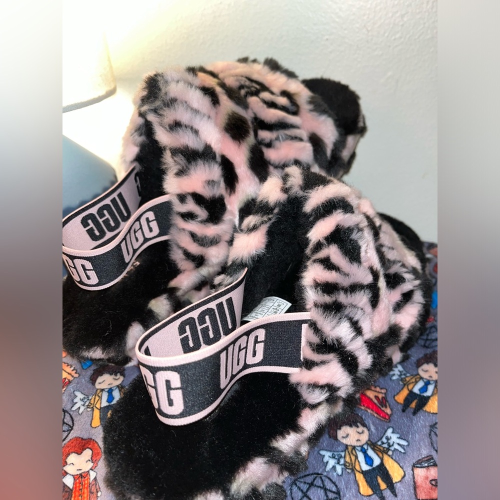 Women’s Ugg Fluff Slippers Size 9